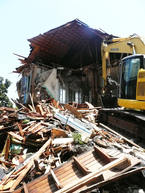 Pics of the Week Smash ::: Chelsea Teardown © Hannah Sargent Photo of Chelsea Market Houston Texas Area Demolition
